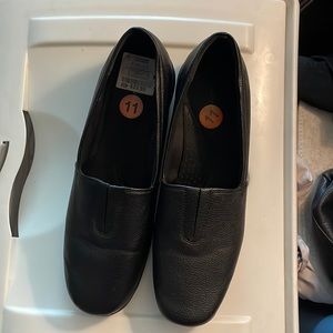 Worn Women’s Naturalizer Size 11M Black Loafers